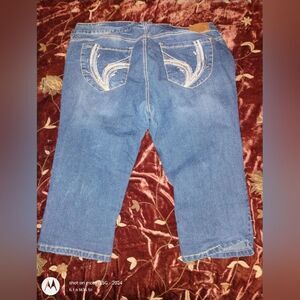 Ariya Denim Capris with Embroidered Pockets